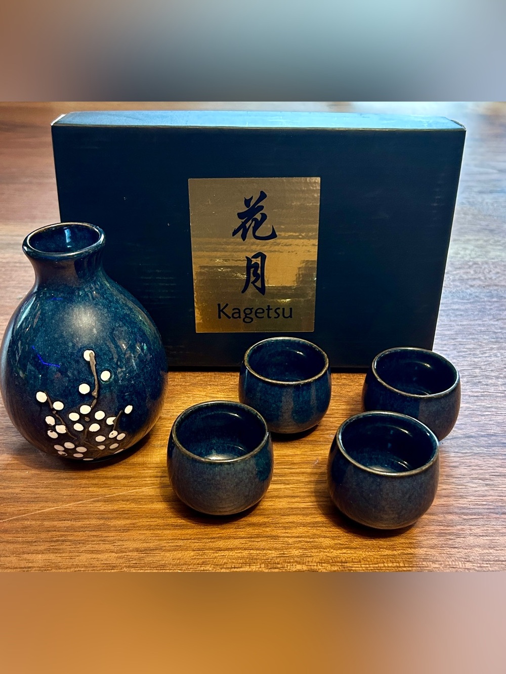 Kagetsu Japanese Porcelain Sake Set 1 Bottle 4 Cups Cherry Blossom Blue NOB